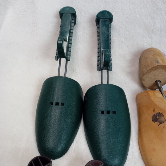 Vintage Lot of Wooden & Plastic Shoe Form Trees - Picture 4 of 12